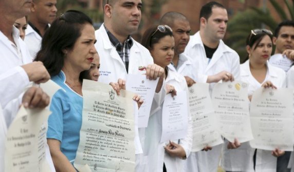 Desillusioniert in Bogotá: Kubanische Mediziner fordern am vergangenen Samstag Visa für die USA Foto: AP Photo/Ricardo Mazalan