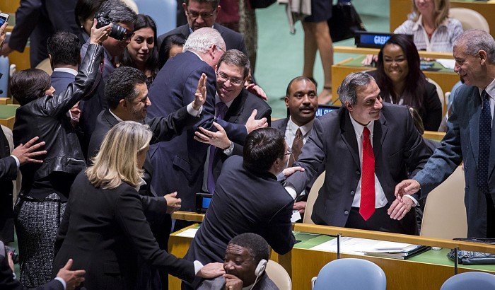 Gratulantenschar: Kubas Außenminister Bruno Rodríguez nimmt nach dem Votum der UN-Vollversammlung am Dienstag in New York Glückwünsche entgegen Foto: Lucas Jackson / Reuters